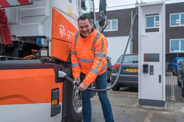 Patrick Cabalt geeft de truck de nodige stroom!