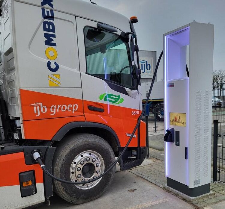 Truck wordt geladen bij het laadstation (1)