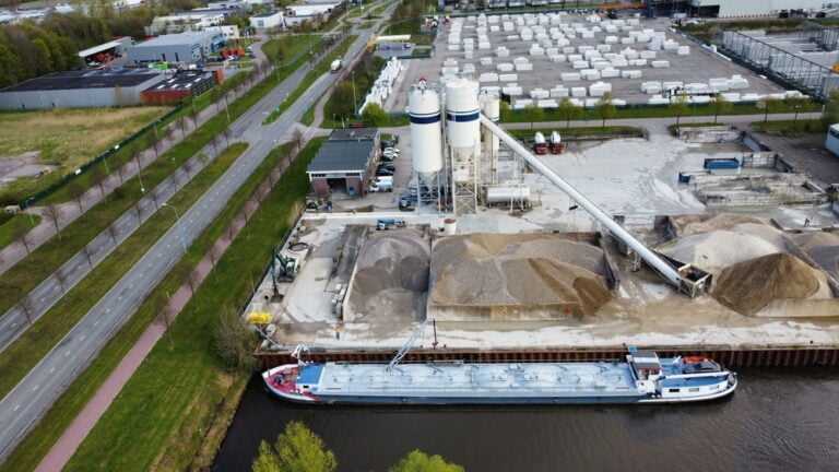 Eerste scheepslossing door Bonte