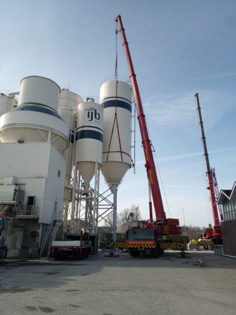 Plaatsing van de nieuwe silo