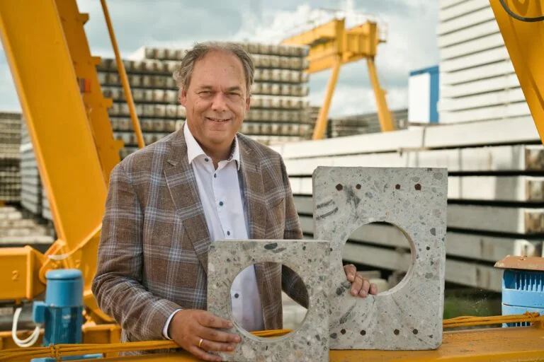 John Engelsman met een doorsnede van de ECO-balk en de ECO-paal