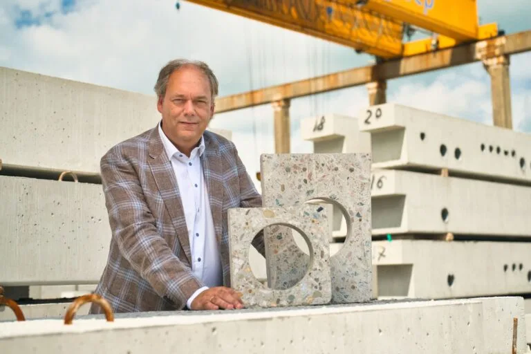 Op het IJB-tasveld in Lemmer tussen de funderingsbalken