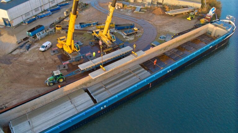 Foto's palen op boot drone-2