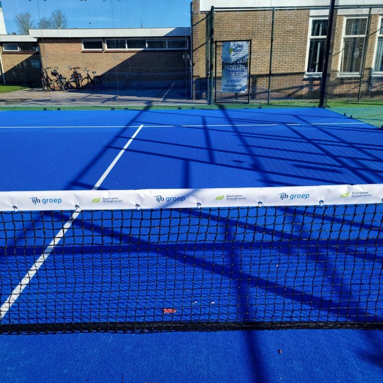 De speciaal gemaakte netband op de padelbaan