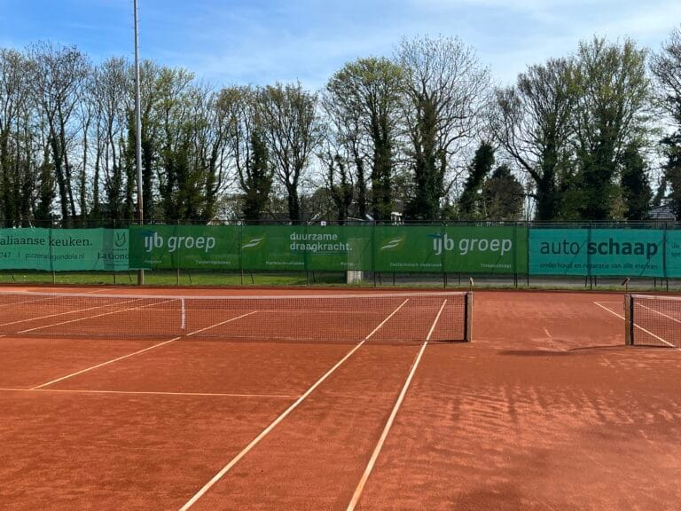 Net met IJB promotie langs de tennisbanen