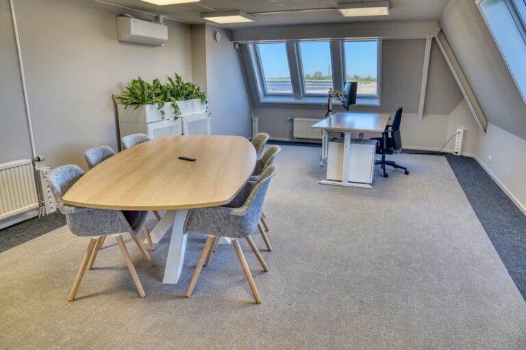Kantoor met vergadertafel